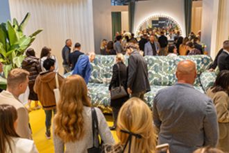 Ludzie na targach meblowych Furniture Expo