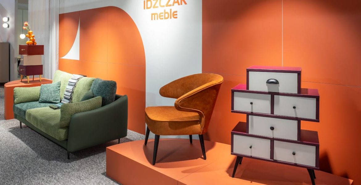Idźczak Meble na targach Meble Polska 2025 w Poznaniu - meble na pomaranczowym tle