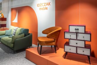 Idźczak Meble na targach Meble Polska 2025 w Poznaniu - meble na pomaranczowym tle