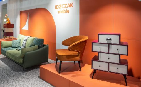 Idźczak Meble na targach Meble Polska 2025 w Poznaniu - meble na pomaranczowym tle