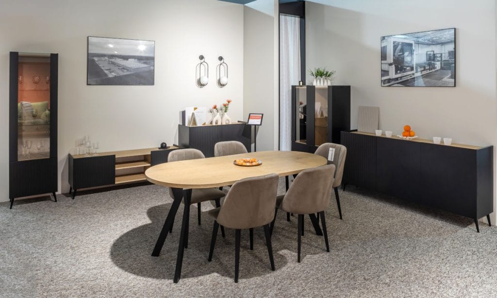 Idźczak Meble na targach Meble Polska 2025 w Poznaniu - kolekcja czarnych mebli skrzyniowych