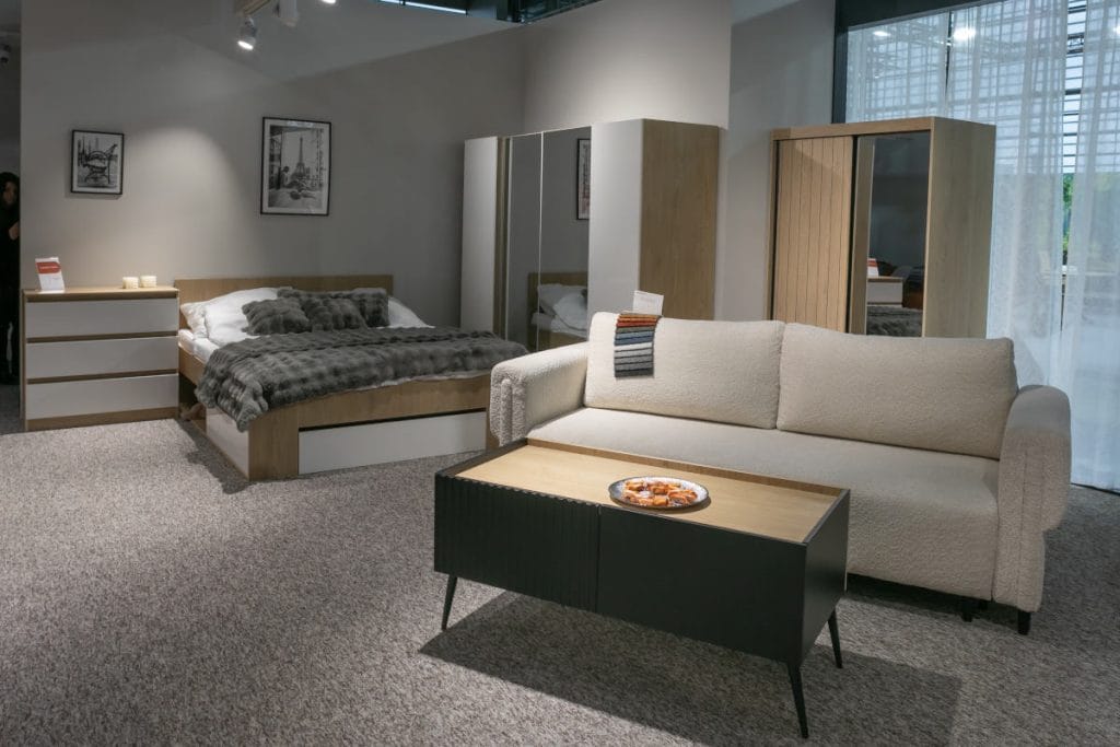 Idźczak Meble na targach Meble Polska 2025 w Poznaniu - sypialnia i biala sofa