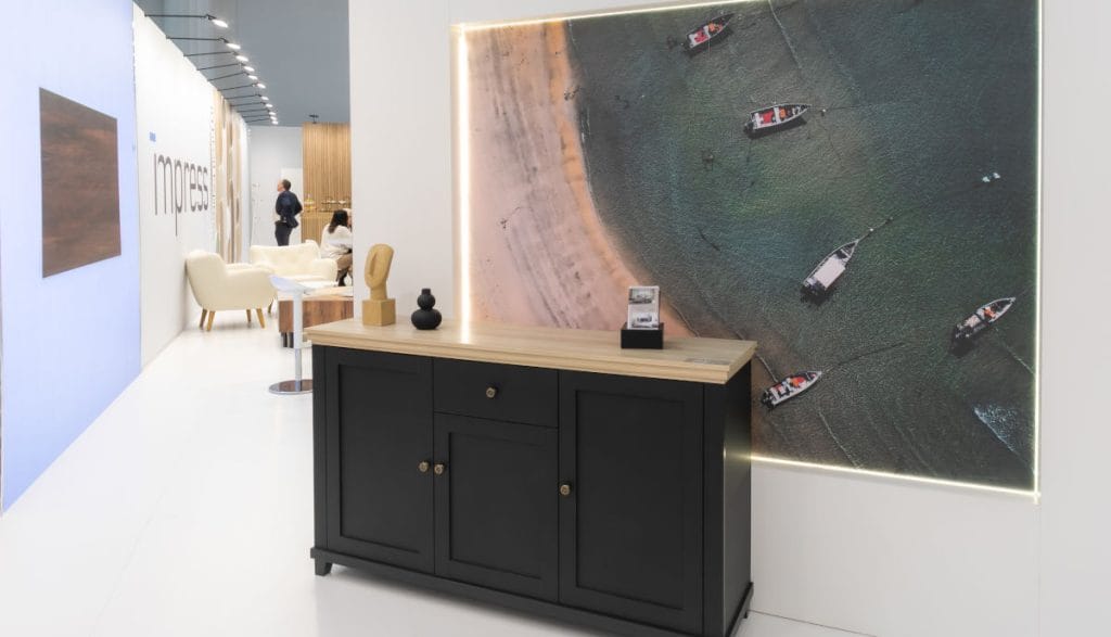 Stoisko Impress Decor na targach Meble Polska 2025. Firma prezentowała kolekcję I`m iFoil Express.