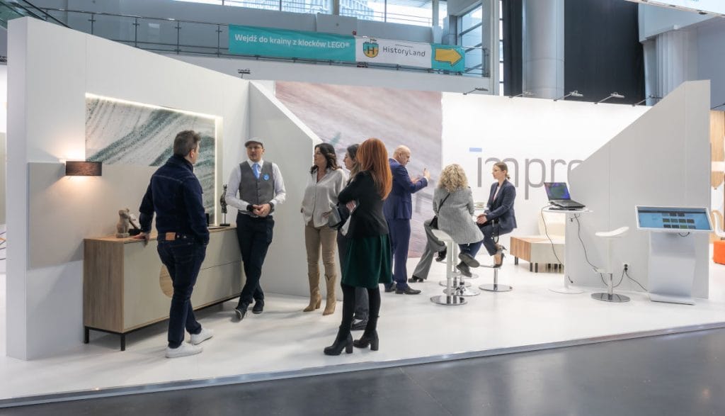 Stoisko Impress Decor na targach Meble Polska 2025. Firma prezentowała kolekcję I`m iFoil Express.