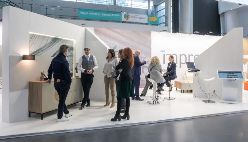 Stoisko Impress Decor na targach Meble Polska 2025. Firma prezentowała kolekcję I`m iFoil Express.