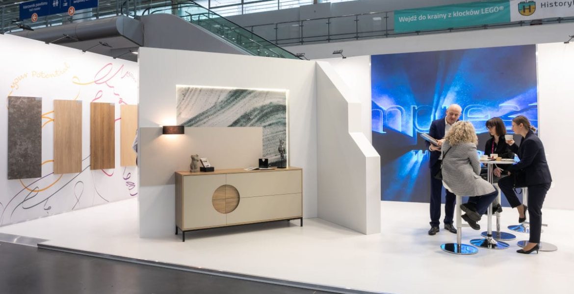 Stoisko Impress Decor na targach Meble Polska 2025. Firma prezentowała kolekcję I`m iFoil Express.