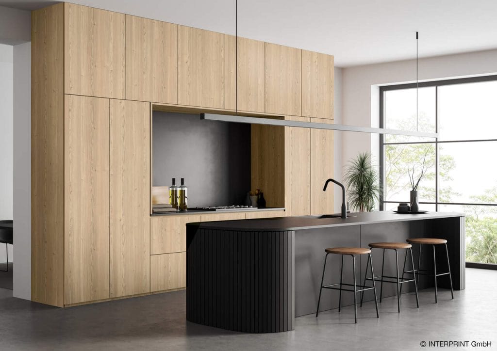 035105/001 Dekor Cato – inspirowany modrzewiem syberyjskim dekor firmy Interprint budzi ciepłe skojarzenia. Równoległy układ słojów podkreślony jest kolorystycznym kontrastem pomiędzy drewnem wiosennym i letnim, a drobne sęki oraz miejscowe przerzedzenia i zagęszczenia słojów tworzących to pętle, to prążki, dają poczucie obcowania z naturalnym drewnem.