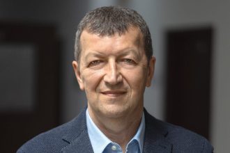 Jarosław Michniuk pełni funkcję prezesa zarządu Paged Morąg i Paged Meble. Jest członkiem zarządu EPF – Europejskiego Stowarzyszenia Producentów Paneli oraz OIGPM - Ogólnopolskiej Izby Gospodarczej Producentów Mebli. Fot. Tomasz Kulesza.