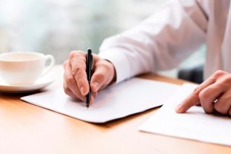 Czy ochrona unijnych producentów płyt drewnopochodnych wykończy polskie meblarstwo? Taką tezę stawiają w liście do naszej redakcji mali producenci mebli. Fot. Freepik.