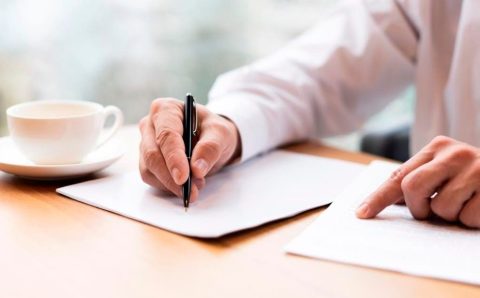 Czy ochrona unijnych producentów płyt drewnopochodnych wykończy polskie meblarstwo? Taką tezę stawiają w liście do naszej redakcji mali producenci mebli. Fot. Freepik.