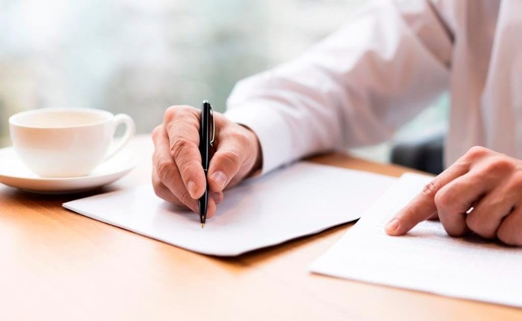 Czy ochrona unijnych producentów płyt drewnopochodnych wykończy polskie meblarstwo? Taką tezę stawiają w liście do naszej redakcji mali producenci mebli. Fot. Freepik.