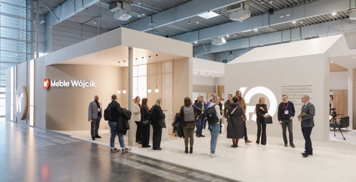 Widok z zewnątrz na stoisko Meble Polska 2026 z nowoczesnym, podświetlanym logo przygotowanym specjalnie na jubileusz Meble Wójcik 40 lat.
