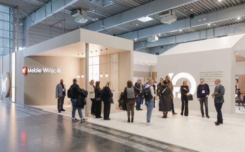 Widok z zewnątrz na stoisko Meble Polska 2026 z nowoczesnym, podświetlanym logo przygotowanym specjalnie na jubileusz Meble Wójcik 40 lat.