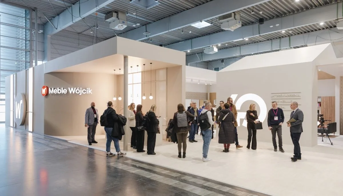 Widok z zewnątrz na stoisko Meble Polska 2026 z nowoczesnym, podświetlanym logo przygotowanym specjalnie na jubileusz Meble Wójcik 40 lat.