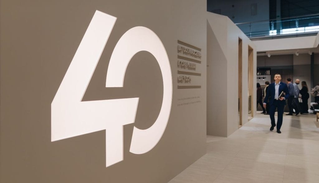Zbliżenie na jubileuszową ściankę ekspozycyjną z podświetlanym logo „40” i hasłem o doświadczeniu na targach Meble Polska 2026 z okazji Meble Wójcik 40 lat.