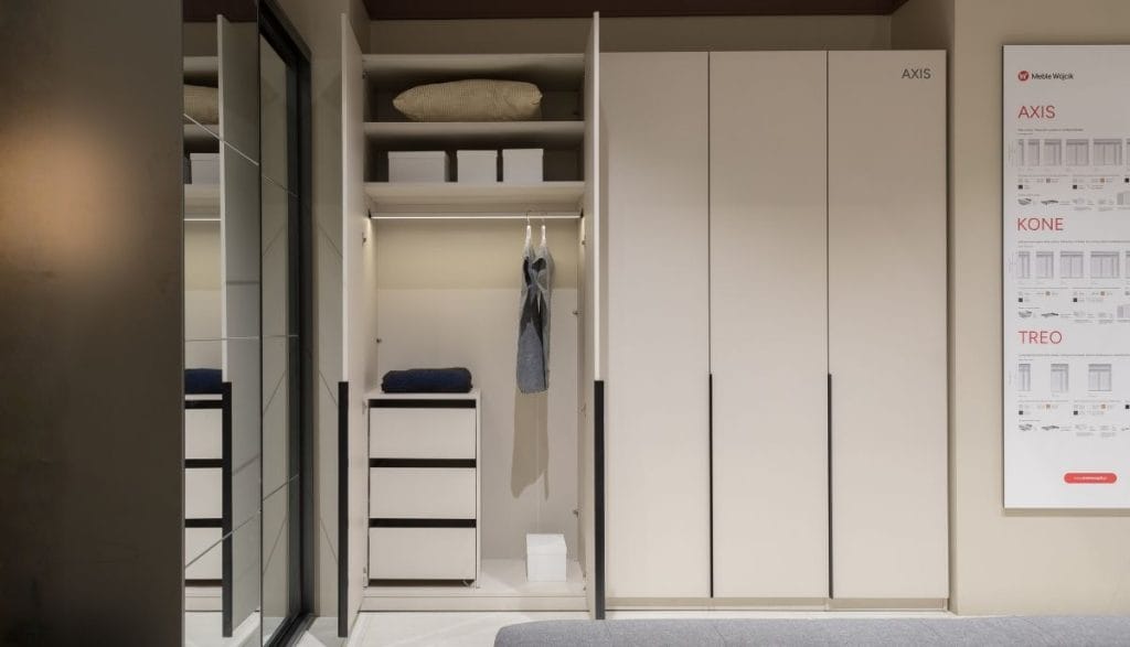 Funkcjonalne wnętrze otwartej garderoby z systemem szaf Axis, pokazane na stoisku Meble Polska 2026 z okazji jubileuszu Meble Wójcik 40 lat.