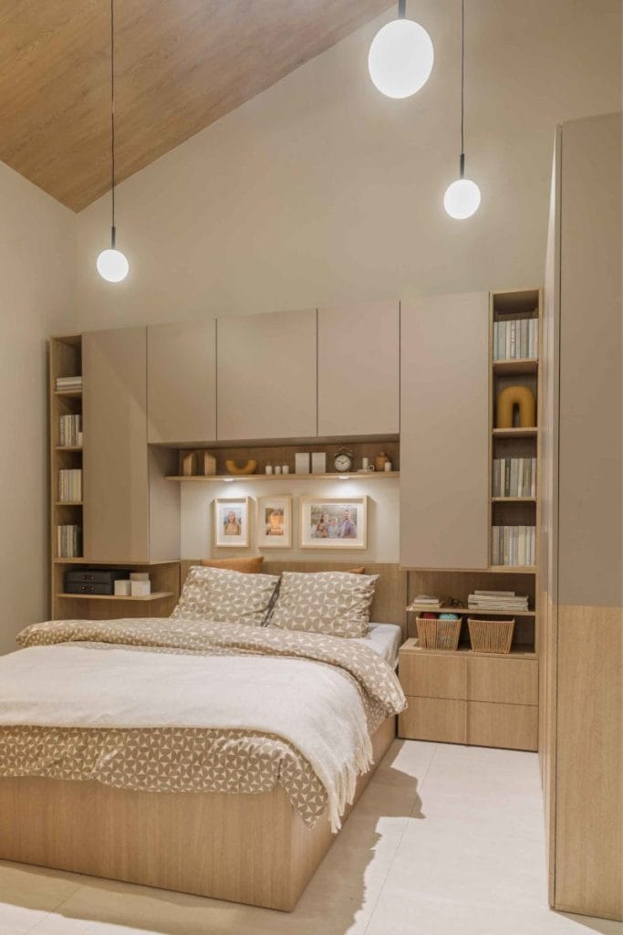 Przytulna sypialnia z łóżkiem i szafkami nad zagłówkiem, prezentowana na targach Meble Polska 2026 w ramach oferty Meble Wójcik 40 lat.