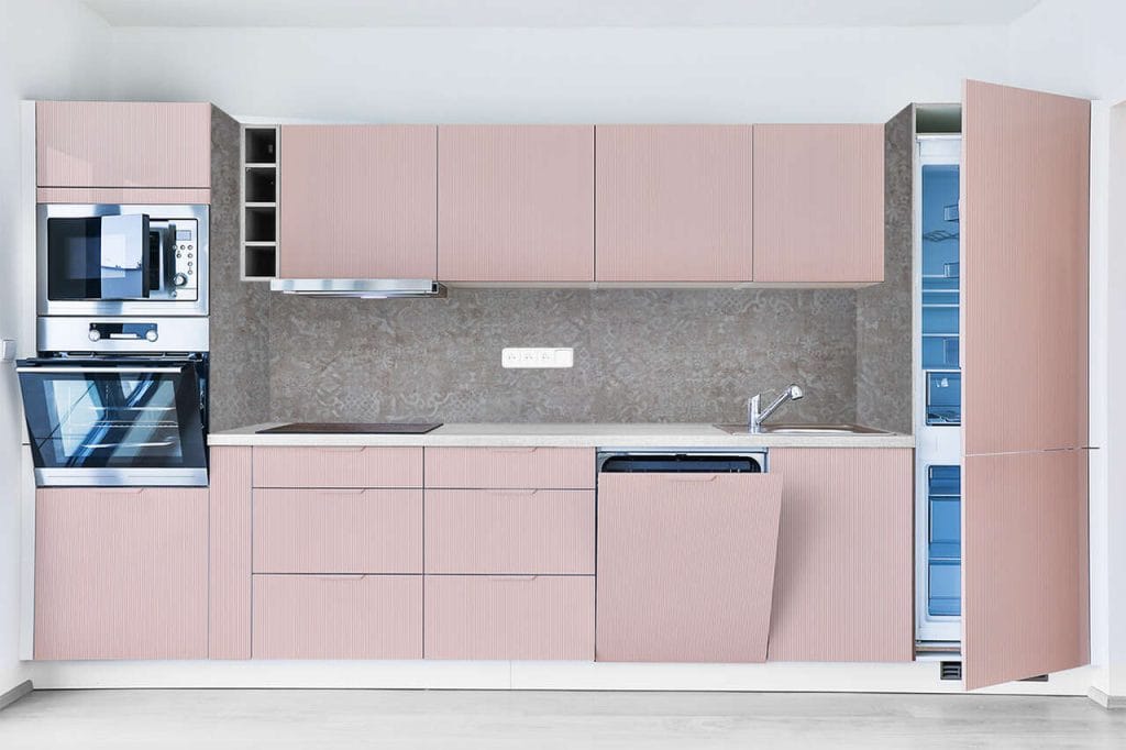 Fronty meblowe MELAFOL z profilowaniem WAVE + KALCYT to innowacyjne rozwiązanie firmy Melaco dla nowoczesnych kuchni. Technologia MELAFOL pozwala na stworzenie frontów o rozmaitych frezowaniach, co nadaje wnętrzu ciekawy charakter. Profilowanie WAVE wprowadza do kuchni element dynamiki poprzez subtelne, falujące linie na powierzchni frontów. Te delikatne profilowania nie tylko przyciągają wzrok, ale także dodają głębi i trójwymiarowości meblom kuchennym.