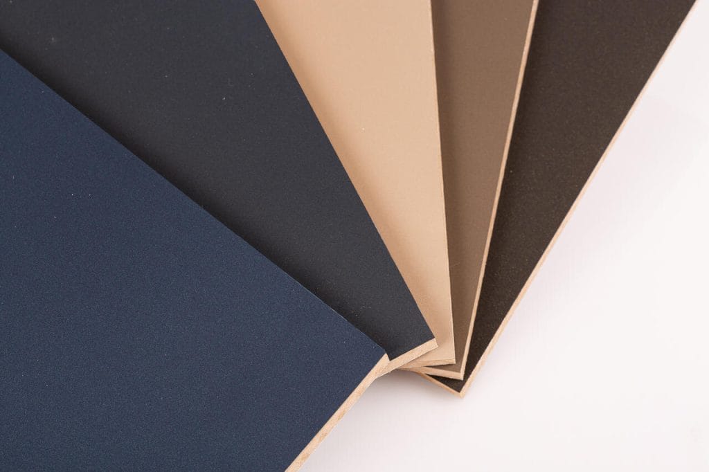 Płyty meblowe Complete Skin z wykończeniem Stardust firmy Melaco to innowacyjne rozwiązanie dla nowoczesnych kuchni, łączące funkcjonalność z wyjątkową estetyką. Kolekcja Stardust wprowadza do wnętrz element luksusu poprzez zastosowanie matowego laminatu PET z subtelnymi drobinkami brokatu, co nadaje powierzchni niepowtarzalny, elegancki wygląd. Dostępne w sześciu starannie dobranych wariantach kolorystycznych – od klasycznej bieli po głęboką czerń – płyty te pozwalają na tworzenie różnorodnych aranżacji kuchennych.