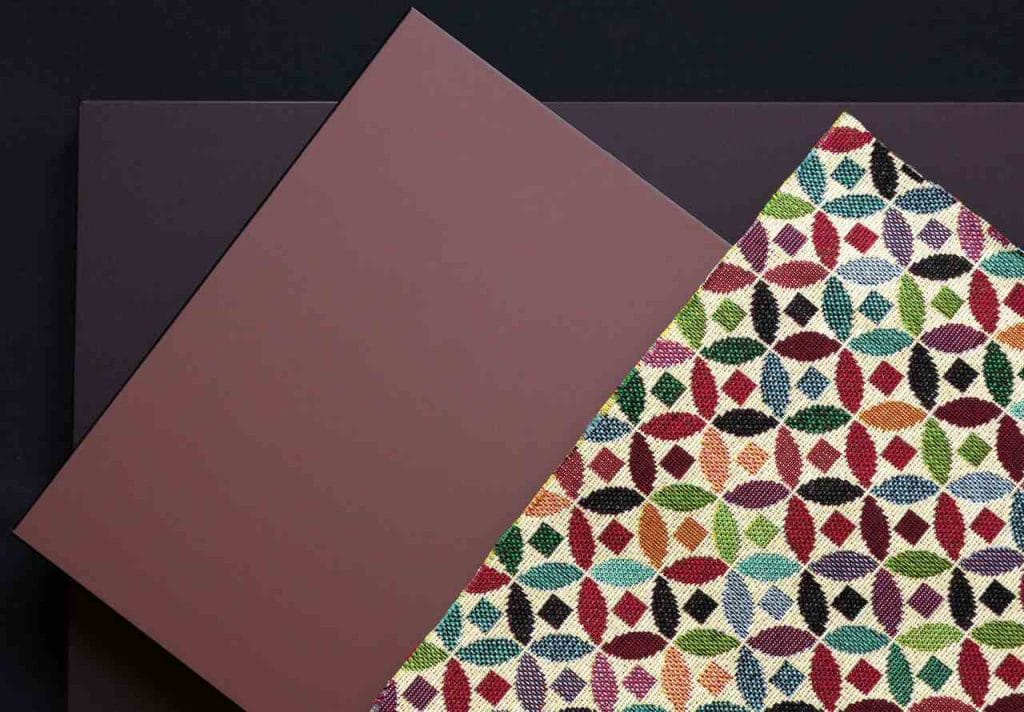 Według Niemann Polska, w ostatnim czasie zauważalny jest trend ku bardziej odważnym kolorom w kuchni. Bordo, z jego głębokim, ciepłym tonem, wprowadza do wnętrza nutę luksusu i elegancji. Jest to kolor, który przyciąga wzrok i nadaje pomieszczeniu wyjątkowego charakteru. Jego zastosowanie może być zrównoważone jasnymi akcentami, takimi jak białe blaty i jasne dodatki, co pozwala na stworzenie harmonijnej, ale jednocześnie wyrazistej przestrzeni. Na zdjęciu kolekcja Acrylux Mat Antifingerprint od Niemann Polska.