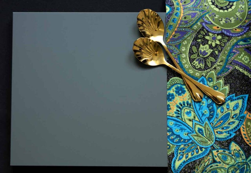 Drugim kolorem, który w ocenie Niemann Polska, zyskuje na popularności, jest delikatny odcień zieleni, zwany „szałwiowym”. Ten odcień wprowadza do kuchni świeżość i naturalność, kojarzy się z naturą i spokojem, co może mieć pozytywny wpływ na atmosferę w kuchni. Szałwia doskonale współgra z drewnianymi elementami oraz białymi lub kremowymi akcentami, tworząc przytulne i jednocześnie nowoczesne wnętrze. Dzięki takim odważnym wyborom kolorystycznym, kuchnia przestaje być jedynie miejscem do gotowania, a staje się sercem domu, pełnym życia i indywidualnego charakteru. Na zdjęciu kolekcja Acrylux Mat Antifingerprint z oferty Niemann Polska.