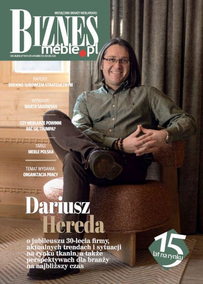 Okładka miesięcznika BIZNES.meble.pl - wydanie kwiecień 2025. Na okładce Dariusz Hereda, prezes Zarządu Davis Fabrics.