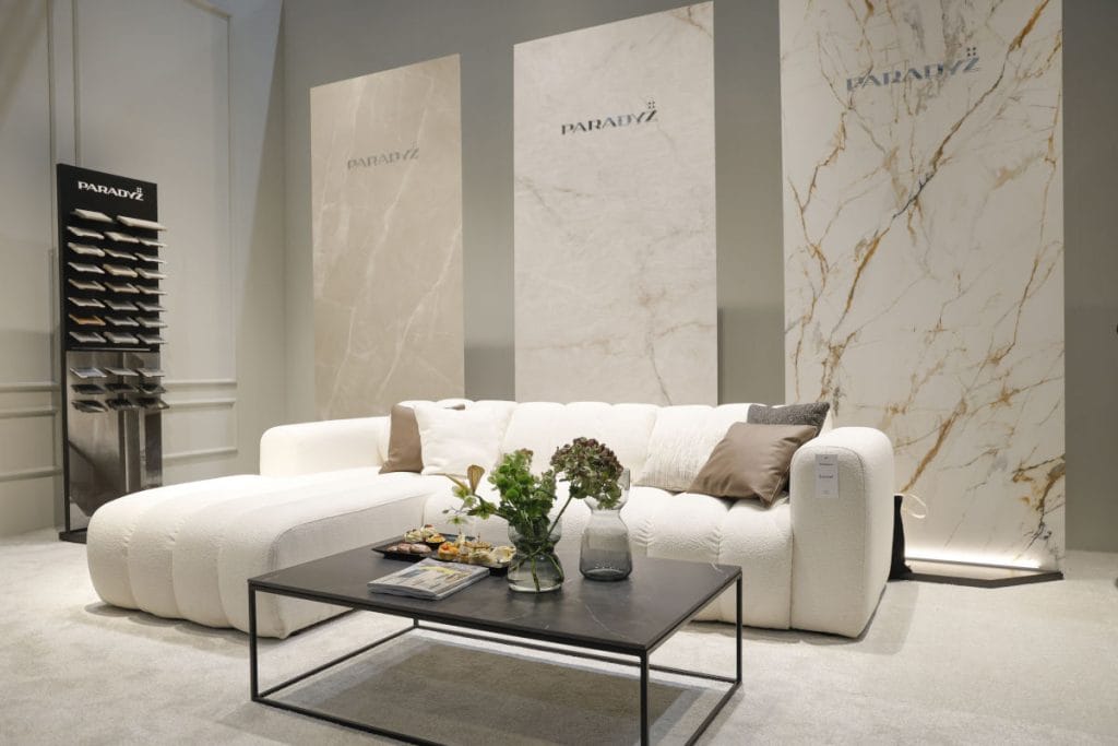 Puszman - biały narożnik na targach Meble Polska 2025 w Poznaniu