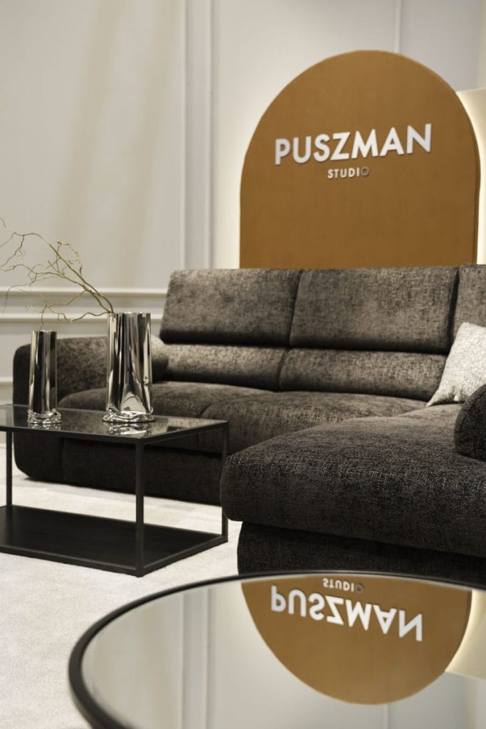 Puszman - czarnym narożnik na targach Meble Polska 2025 w Poznaniu