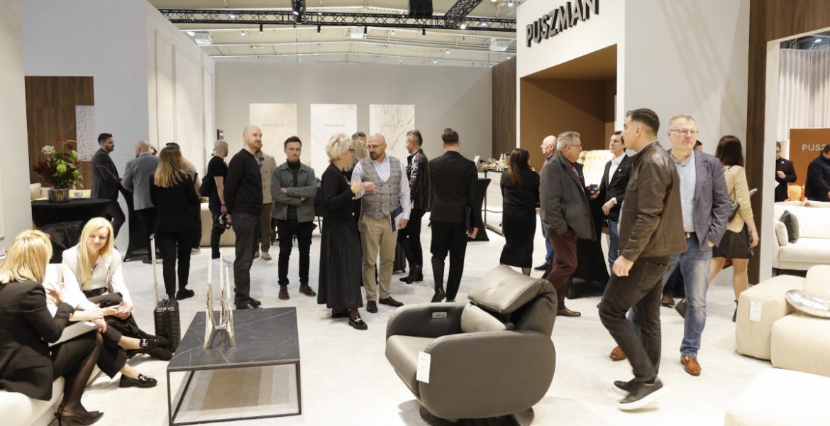 Puszman - ludzie na stoisku na targach Meble Polska 2025 w Poznaniu