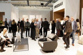 Puszman - ludzie na stoisku na targach Meble Polska 2025 w Poznaniu