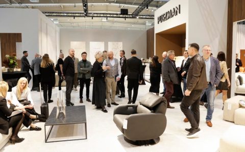 Puszman - ludzie na stoisku na targach Meble Polska 2025 w Poznaniu