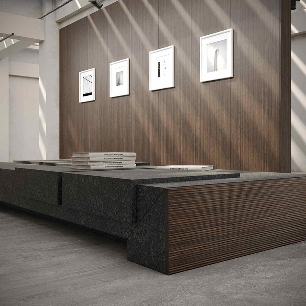 Fronty i płyty TUET z oferty RARO ujawniają harmonię płynnych kontrastów, wizualnie i dotykowo. Zanurzając się w falach głębokiej powierzchni, światło przekształca każdą scenę umeblowania w sugestywną kompozycję charakteryzującą się światłem i cieniem, która zmienia się w zależności od pory dnia. 