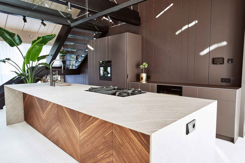 Blaty kompaktowe Arpa wyróżniają się wysoką jakością i estetycznym wyglądem. Ich cienka i lekka konstrukcja sprawia, że są idealne do projektów, gdzie ważna jest subtelność i wyjątkowy wygląd. Blaty te są niezwykle wytrzymałe i odporne na ścieranie, co czyni je idealnym wyborem do miejsc o dużym natężeniu ruchu, a dzięki technologii VIS zastosowanej w najnowszej kolekcji RARO, ich wytrzymałość znacznie wzrasta. 