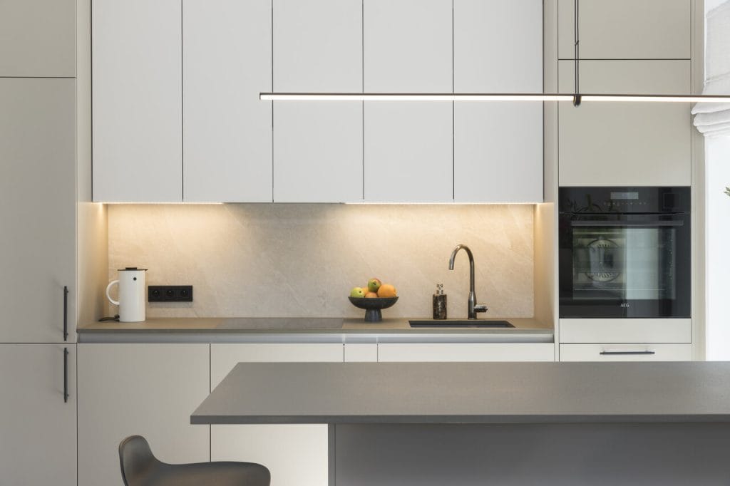 RAUVISIO brilliant to wysokiej jakości akrylowa płyta meblowa. Podkreśla aktualne trendy w zakresie wzornictwa meblowego i aranżacji przestrzeni. Zapewniając wrażenie błyszczącej głębi lub głębi matu, RAUVISIO brilliant z powodzeniem zastępuje elementy lakierowane i umożliwia stworzenie niespotykanych rozwiązań aranżacyjnych na frontach mebli. Materiał frontu łączy w sobie wiele zalet: gotowy front meblowy wykonany z płyty akrylowej REHAU jest trwale odporny na działanie promieni UV – przez co najmniej 20 lat. 