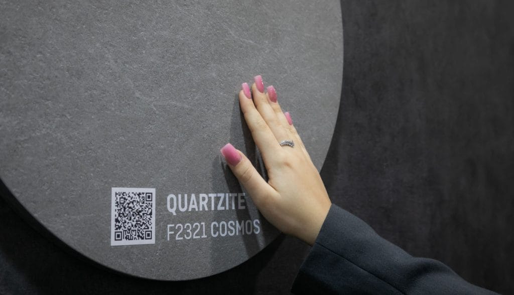 Dekory haptyczne z kolekcji "Innovus – Matching our Nature collection" z oferty Sonae Arauco na targach Meble Polska 2025.