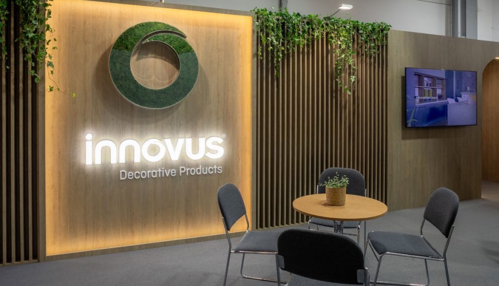 Prezentacja kolekcji "Innovus – Matching our Nature collection" z oferty Sonae Arauco na targach Meble Polska 2025.