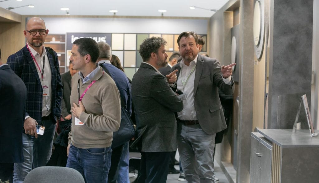 Zwiedzający stoisko Sonae Arauco na targach Meble Polska 2025.