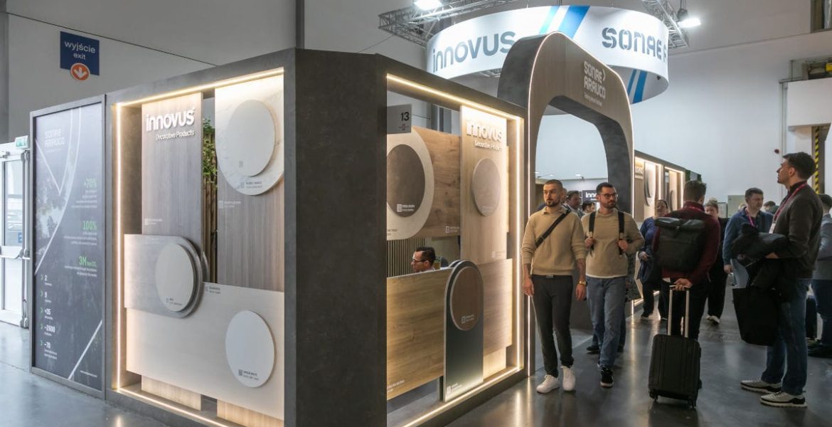 Stoisko Sonae Arauco na targach Meble Polska 2025.