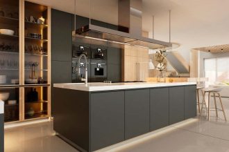 Aksamitnie gładki i przyjemny w dotyku matowy laminat HPL BE.VELVET antifingerprint od SWISS KRONO, to produkt, który dzięki właściwościom powierzchni pozostaje odporny na zabrudzenia w postaci nieestetycznych śladów palców. Jest to szczególnie ważne w miejscach najbardziej narażonych na częste dotykanie, np. w okolicach uchwytów szafek.