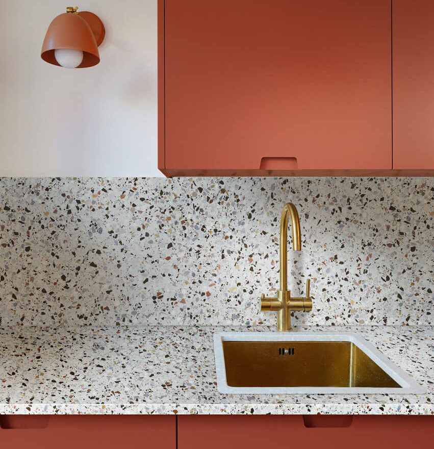 Woodeco ma bogatą ofertę blatów roboczych i ścianek przyblatowych dla szerokiego spektrum zastosowań. Na zdjęciu blat roboczy i ścianka przyblatowa Abruzzo colore S68048 oraz płyta laminowana Salsa U16166.