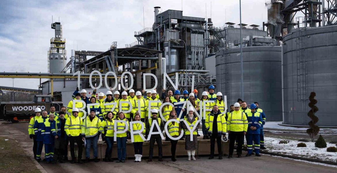Załoga zakładu Woodeco produkującego płyty MDF w Grajewie świętuje 1000 dni pracy bez wypadku.