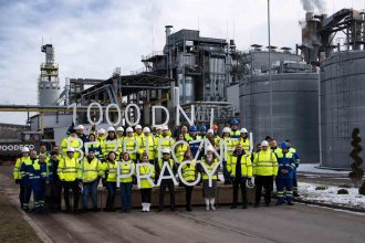 Załoga zakładu Woodeco produkującego płyty MDF w Grajewie świętuje 1000 dni pracy bez wypadku.