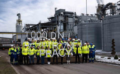 Załoga zakładu Woodeco produkującego płyty MDF w Grajewie świętuje 1000 dni pracy bez wypadku.