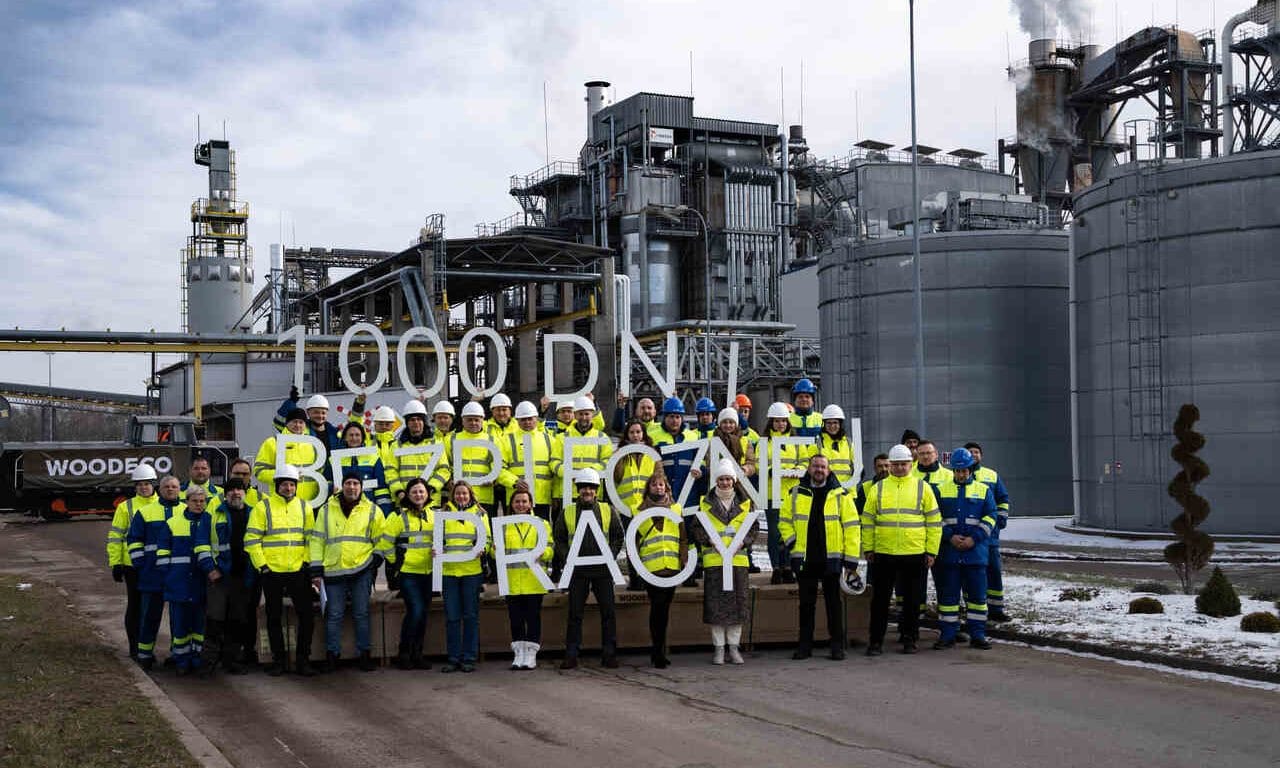Załoga zakładu Woodeco produkującego płyty MDF w Grajewie świętuje 1000 dni pracy bez wypadku.