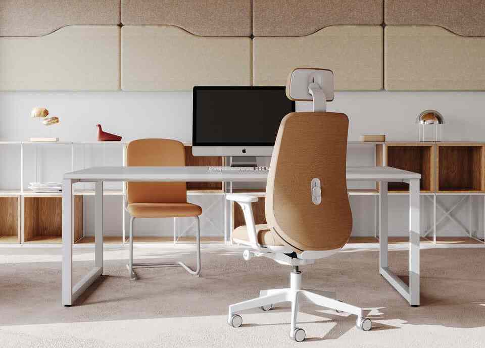 Dobrze zaprojektowane biuro wspiera well:being pracowników, a odpowiednio dobrane meble dbają o zdrowie, zapewniając komfort fizyczny i psychiczny. Takie podejście zwiększa zadowolenie i efektywność zespołu. Bejot stawia na ergonomiczne fotele obrotowe, jak widoczny na zdjęciu Belt, proj. Wojciech Wołczyk, oraz rozwiązania sit-and-stand, wspierające prawidłową postawę i aktywne siedzenie. Firma dba także o redukcję hałasu, oferując szeroką gamę rozwiązań akustycznych – od kabin przez panele po stanowiska pracy sprzyjające lepszemu skupieniu.