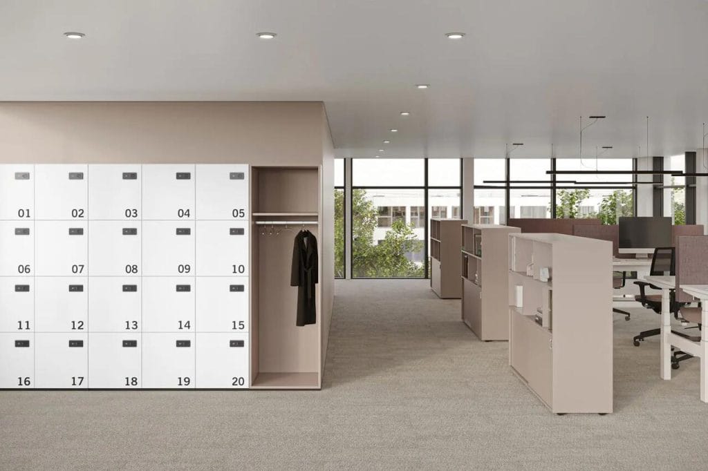 NFC Lock to nie tylko technologia, którą proponuje BENE – to krok w stronę inteligentnych biur przyszłości. Wiele biur wciąż zmaga się z tradycyjnymi rozwiązaniami, które nie nadążają za nowymi potrzebami. Zarządzanie szafkami na rzeczy osobiste często wiąże się z problemami, takimi jak zgubione klucze, brak miejsc czy trudności w dostosowywaniu dostępów. Technologia NFC (Near Field Communication) całkowicie zmienia tę rzeczywistość, oferując nowoczesne, intuicyjne i bezpieczne rozwiązanie. System NFC Lock pozwala użytkownikom na otwieranie i zarządzanie szafkami za pomocą telefonu z funkcją NFC. To wszystko bez potrzeby użycia klucza czy manualnego przypisywania użytkownika do szafki. Pracownicy mogą korzystać z szafek elastycznie, co idealnie wpisuje się w hybrydowy model pracy.