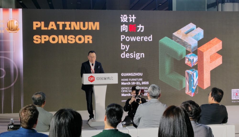 Casey Loo, wydawca i redaktor naczelny FurnitureAndFurnishing (Singapur i Malezja), nowo wybrany przewodniczący IAFP, wręcza nagrody International Furniture Leadership Award. Konkurs nagradza najlepiej zarządzane firmy oraz liderów branży meblarskiej i wzornictwa z całego świata.