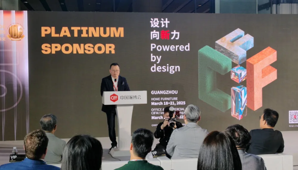 Casey Loo, wydawca i redaktor naczelny FurnitureAndFurnishing (Singapur i Malezja), nowo wybrany przewodniczący IAFP, wręcza nagrody International Furniture Leadership Award. Konkurs nagradza najlepiej zarządzane firmy oraz liderów branży meblarskiej i wzornictwa z całego świata.