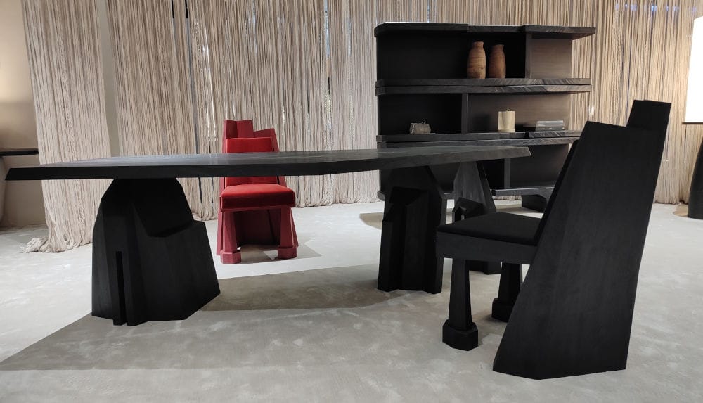 Kolekcja marki DAaZ zaprezentowana na targach CIFF 2025: charakterystyczne krzesło rozwijane przez dwa lata i trójnożny stół odzwierciedlają podejście marki, czerpiącej inspirację z rzeźby i architektury. DAaZ koncentruje się na rynku Bliskiego Wschodu i rozpoczyna współpracę z galeriami sztuki, by prezentować swoje meble w kontekście artystycznym. Marka posiada 40 punktów sprzedaży w modelu store-in-store (minimalna powierzchnia to 450 m², a flagowy salon ma 800 m²) i planuje udział w kolejnej edycji CIFF w 2026 r.