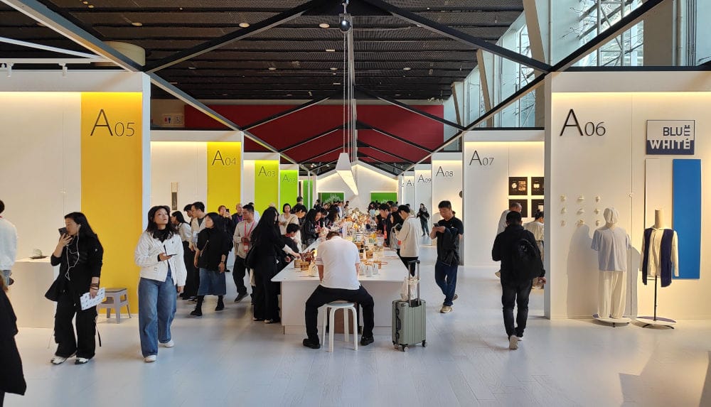 East Design Show 2025 - wystawa prezentującej współczesne projekty z Azji Wschodniej inspirowane lokalnym rzemiosłem, kulturą i materiałami. Ekspozycja podkreślała znaczenie tożsamości kulturowej i integracji tradycji z nowoczesnym wzornictwem, wpisując się w program CIFF Contemporary Design.